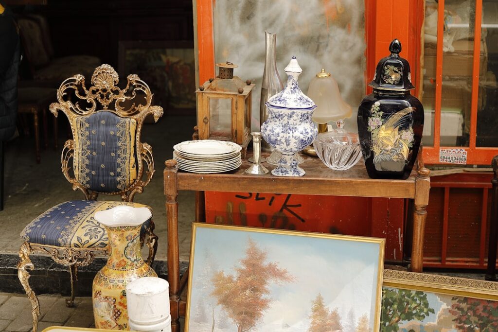 Obiecte și mobilier vintage într-un târg de antichități