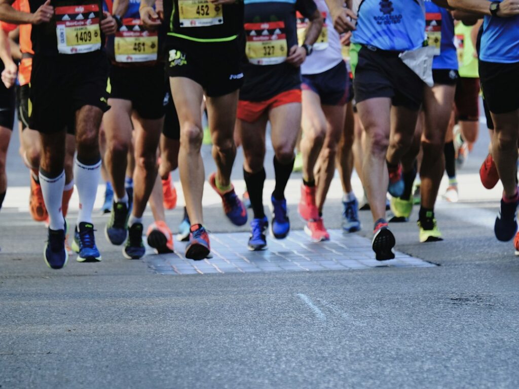 Alergători într-o cursă urbană – imagine ilustrativă pentru Alba Iulia City Race