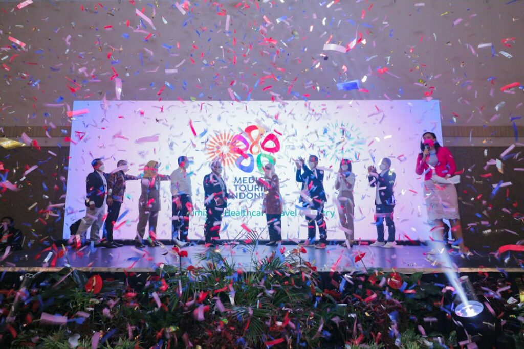 Ceremonie de premiere pe scena, imagine ilustrativa