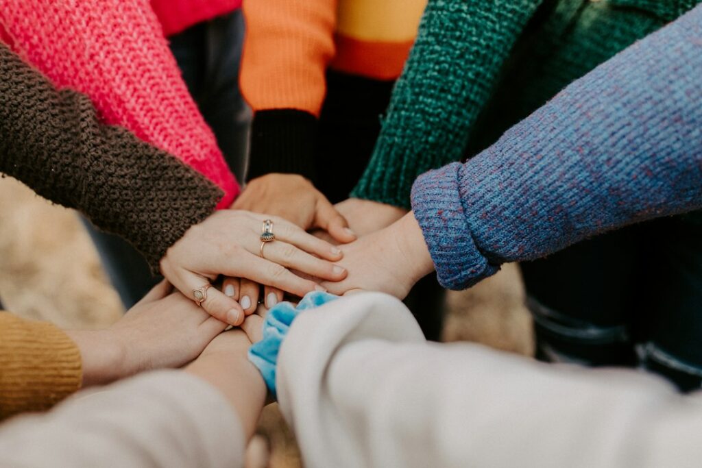 Mâini unite în semn de sprijin și comunitate