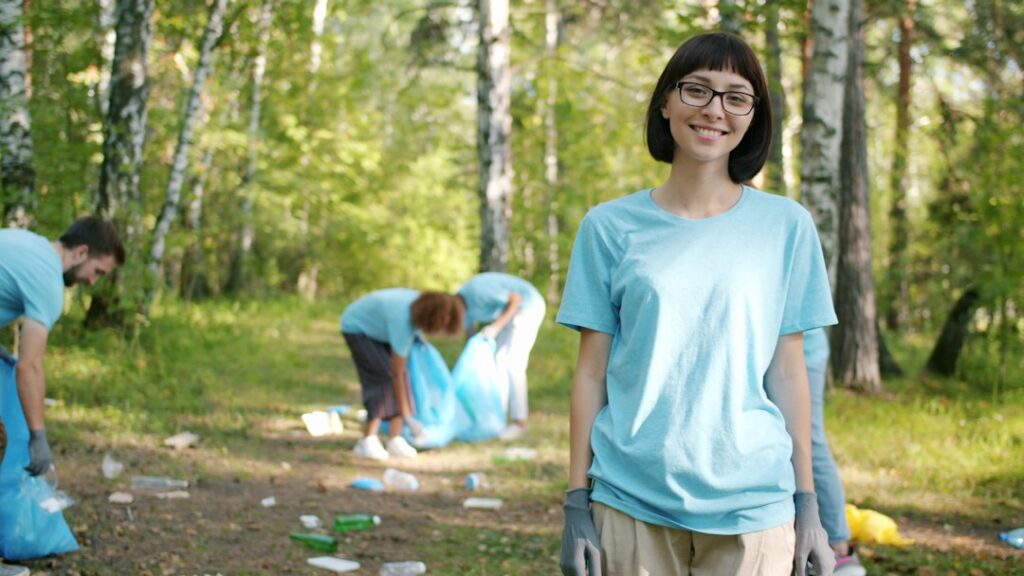Tineri voluntari implicați într-o activitate de comunitate