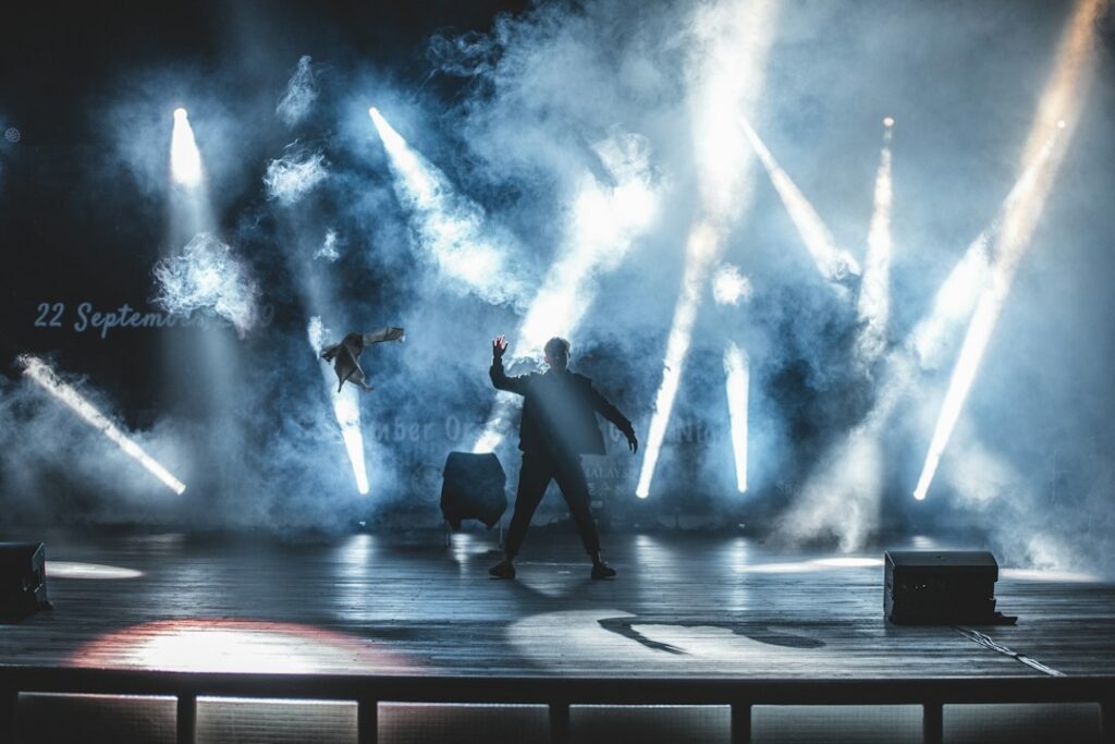 Scenă luminată pentru spectacol – imagine ilustrativă pentru INFINITY DUO