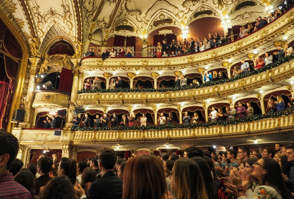Scenă de teatru – imagine ilustrativă pentru MIZERABILII