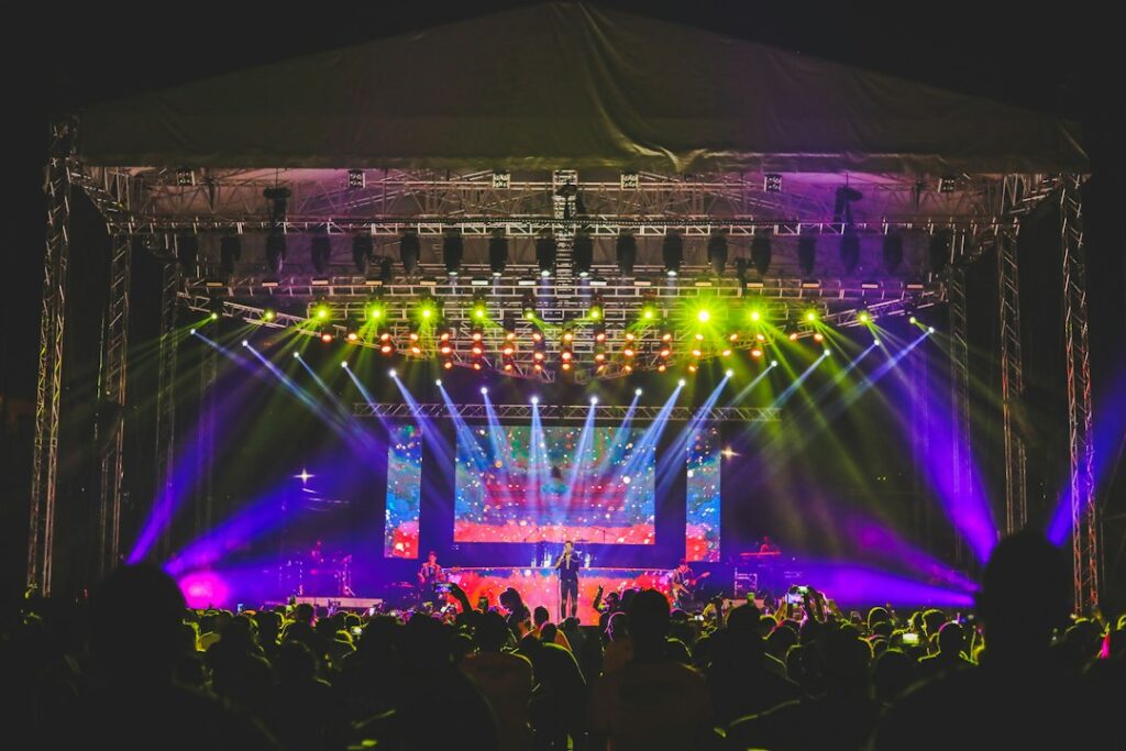 Scenă de concert – imagine ilustrativă pentru concertul de colinde Paula Hriscu