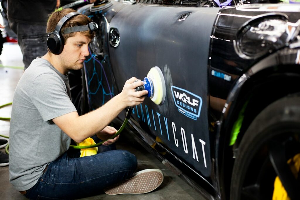 Lucru într-un atelier auto – imagine ilustrativă pentru cursurile de wrapping
