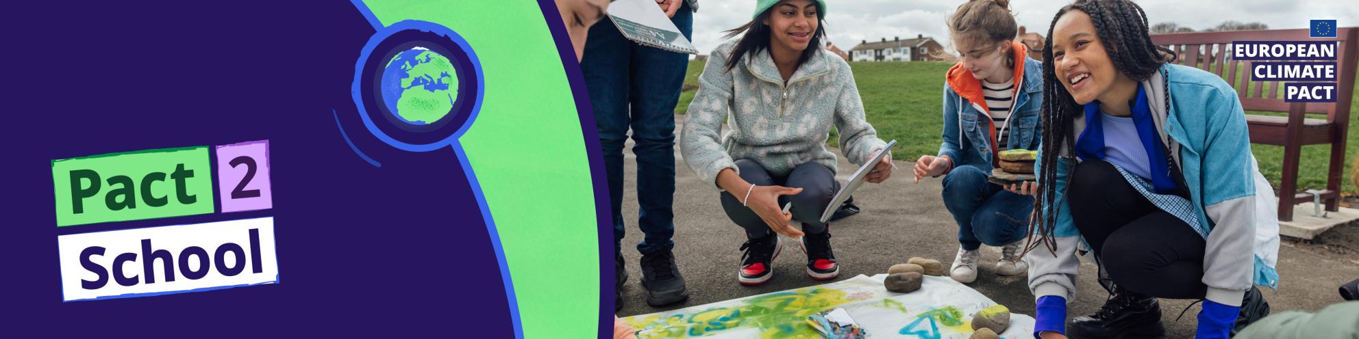 Banner Pact2School cu participanți la o activitate educațională în aer liber și sigla Pactului climatic european