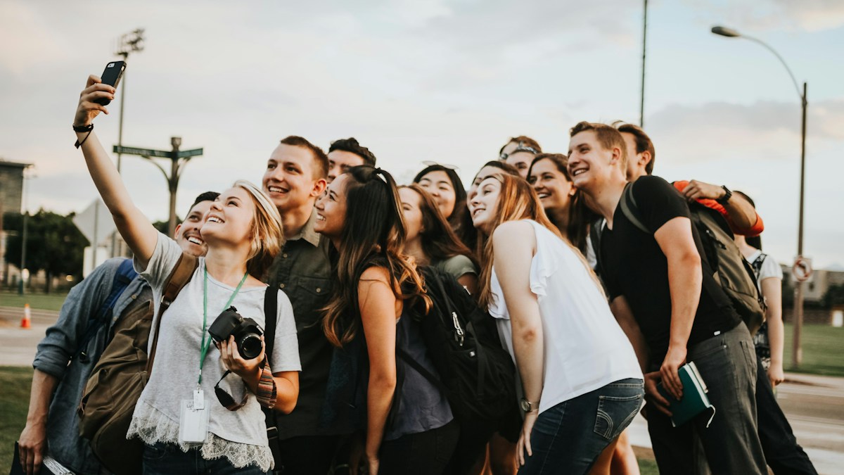 Grup de tineri făcând o fotografie împreună; imagine ilustrativă, nu fotografie de la UAB Student Fest.